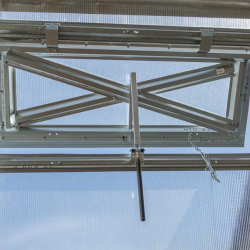 Strešno okno za vrtni rastlinjak Strelka