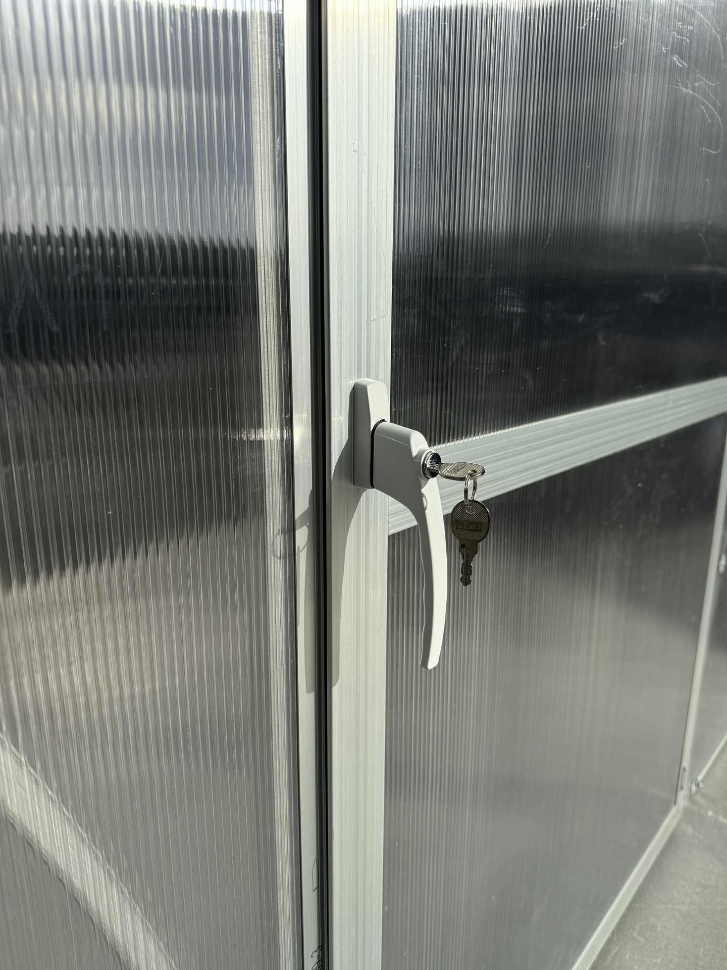 Rastlinjak Trioška: aluminijasta vrata s ključavnico in ključi
